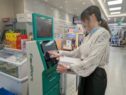 ▲消費者可於全家FamiPort機台操作，填單列印託運單。（圖／全家提供）