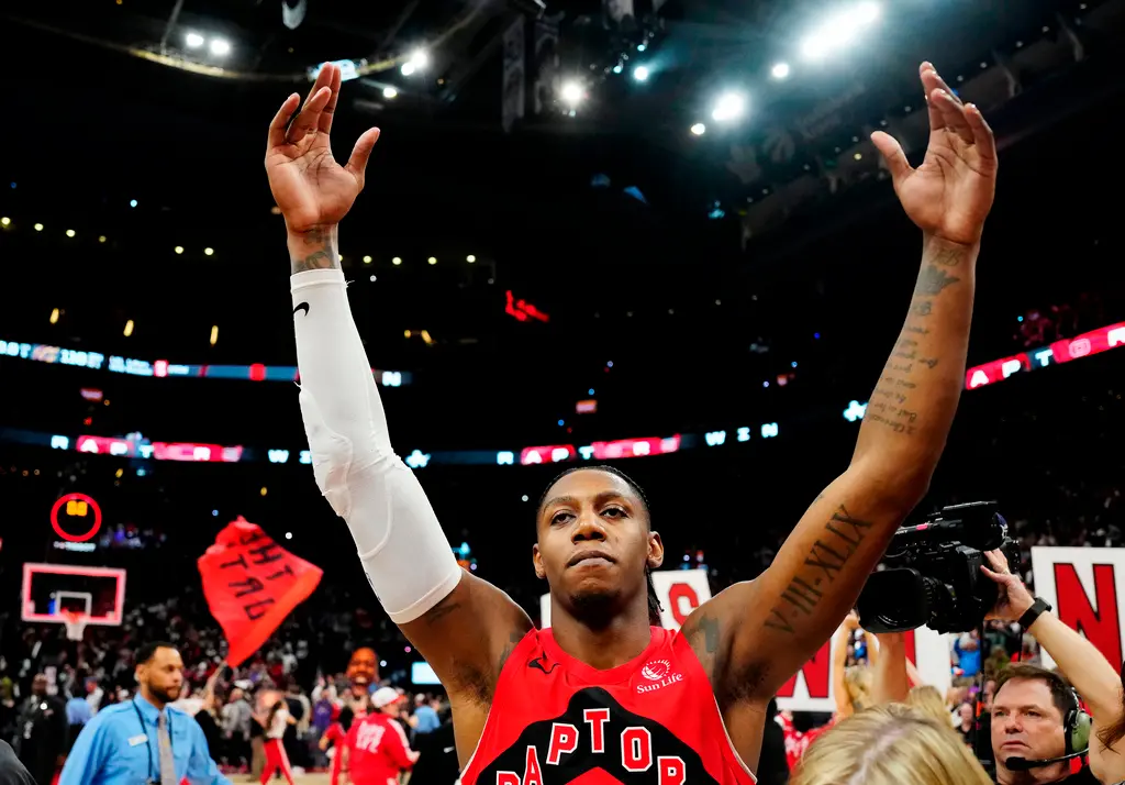 ▲暴龍隊靠著前鋒巴雷特（RJ Barrett）在延長賽最後1秒、投進一顆不可思議的「彈框準絕殺三分球」，終場暴龍隊以112：110險勝騎士隊，將大比分扳成3：3平手。（圖／美聯社／達志影像）