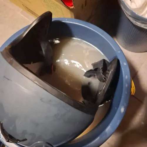 ▲這盆「黃泥水」就是油頭味的真面目！網友分享將才買一年多的安全帽浸泡過碳酸鈉，竟洗出如土石流般的髒汙。（圖／翻攝自臉書社團 我愛全聯-好物老實説）