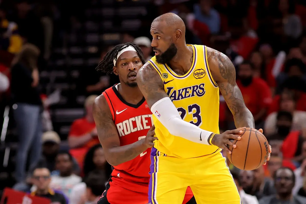 ▲NBA季後賽西區首輪，帶著3：2領先的洛杉磯湖人隊今（2）日作客休士頓，在41歲當家球星詹姆斯（LeBron James）狂砍28分7籃板8助攻的帶領下，終場以98：78血洗火箭隊。（圖／路透／達志影像）