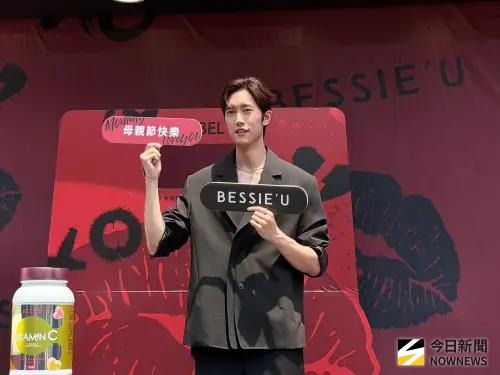 ▲范姜彥豐（如圖）今日在台中出席一日店長活動，問到妻子粿粿和王子婚外情的風暴，表示身分證配偶欄還沒有改變。（圖／記者嚴俊強攝）