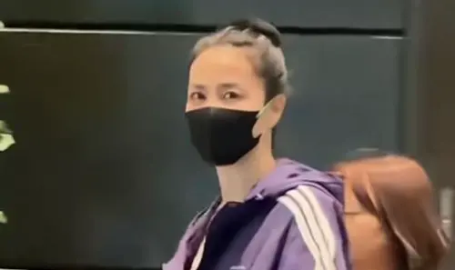 ▲56歲的王菲（如圖）身穿「婆媽紫」外套，雖然素顏但看起來狀態相當不錯。 （圖／小紅書@娛樂大咖秀）