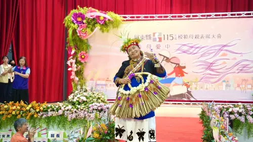 ▲模範母親自信走秀，在掌聲與歡呼中展現動人風采，留下珍貴回憶。（圖／屏東縣府提供）