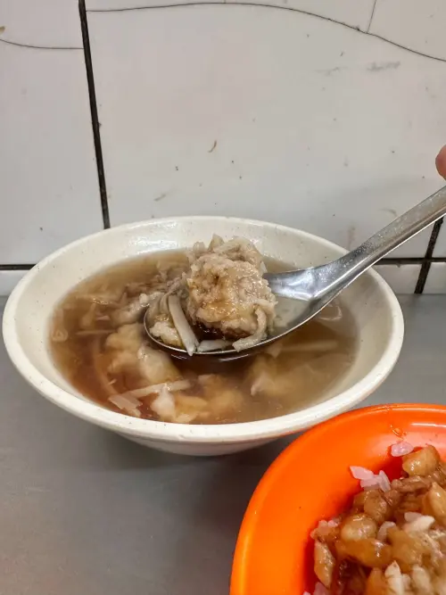 ▲美食作家沈軒毅提到，來到「天一香」吃滷肉飯，必配上一碗肉焿湯。（圖／沈軒毅提供）