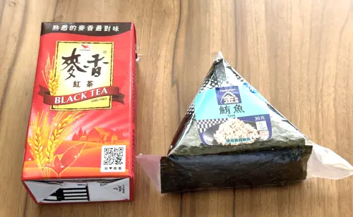 ▲童榮地向老天許願，用連吃一個月的鮪魚飯糰（右）加上麥香紅茶（左）換取買到EXO小巨蛋演唱會800元的票。（圖／Threads@rongditong）