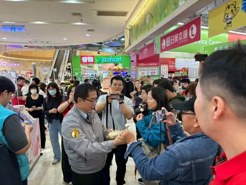 ▲台南市長黃偉哲今天在「花現台南鳳梨好滋味 台南優質農產展售」現場，將台南最優質的農產與伴手禮介紹給花蓮民眾。（圖／南市府提供）
