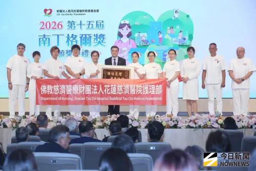護師節前頒獎　護理代表當面向卓揆喊話護病比入法才是最好禮物