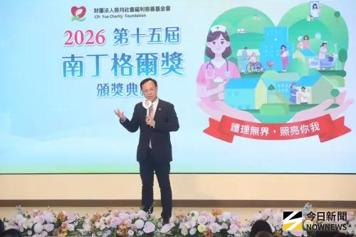▲衛福部長石崇良上台致詞回應三班護病比議題。（圖／記者邱曾其攝）