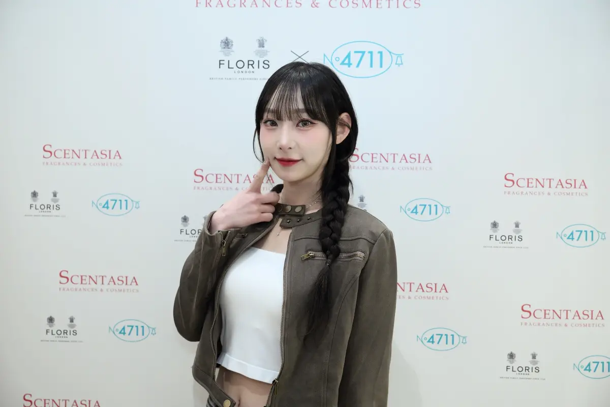 ▲啦啦隊「電眼女神」鄭熙靜以中空裝出席活動，她害羞表示，身上香香的男生很加分。（圖／玖玥玖娛樂創意提供）