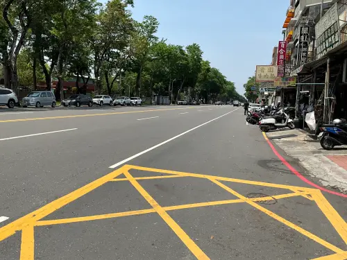 ▲經高市府會勘一家三口遭撞肇禍主因雖為疲勞駕駛，但附近機車違停、空間不足等問題，仍有改善空間。（圖／高市交通大隊提供）