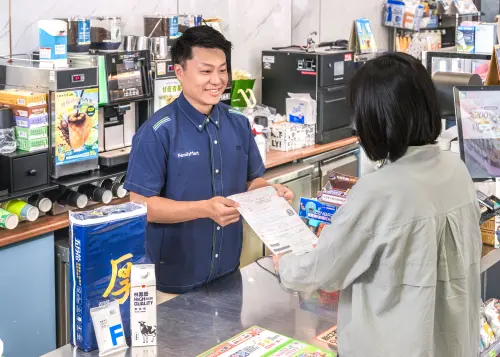 ▲繳稅季荷包放大術 「全家」代收繳費集章換紅利金、FMC潔膚濕巾。（圖／全家提供）