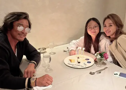 ▲秋成勳（左）、矢野志保（右）在2009年結婚，育有一女秋小愛（中）。（圖／IG@ choosarang_official）