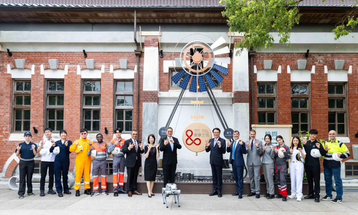 ▲台泥董事長張安平率台泥跨水泥及綠能事業體的全球經營團隊，與來自歐亞非橫跨水泥、環保、儲能、航運、電力等11個產業的員工代表以及來自杭州公亮大樓的機器狗阿福合影。（圖／台泥提供）