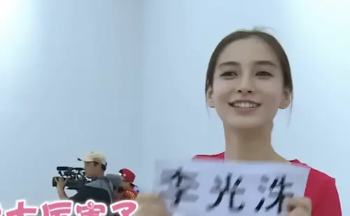 ▲Angelababy曾經撕掉李光洙的名牌，對著鏡頭露出燦爛笑容。（圖／翻攝自YouTube 浙江衛視）
