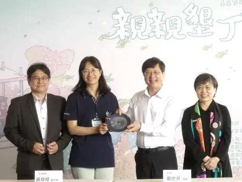 ▲國家海洋研究院院長陳璋玲(左2)與國家公園署署長王成機(右2)互送紀念品。(圖／國家海洋研究院提供)