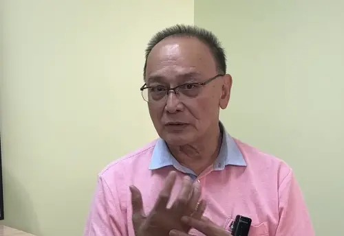 ▲76歲曹查理提到過去拍三級片的情況，表示那時真的能賺很多錢，卻也因此投資虧了更多，為了錢拍的激情場面，他自己都不願意看。（圖／摘自 汪曼玲《快拍.曼鏡頭》YT）