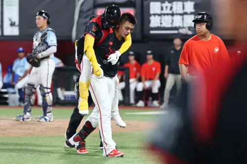 ▲味全龍外野手「天哥」郭天信遭到觸身球擊中膝蓋，無法自行站立、行走，最後被隊友李展毅揹下場。（圖／味全龍提供,2026.5.2）