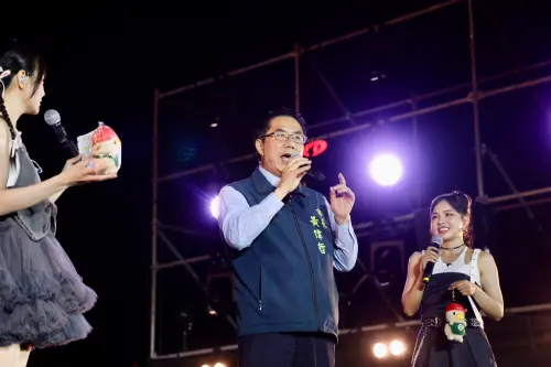 ▲市長黃偉哲特別從花蓮趕回台南與現場觀眾互動，並送出菜奇鴨玩偶。(圖／南市府提供)
