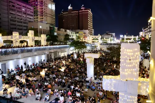 ▲第二日人潮更多，大批歌迷湧入河樂廣場週邊享受音樂。(圖／南市府提供)
