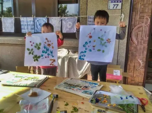 ▲大溪月眉休閒農業區現場有提供食農教育與各種工作坊，遊客可體驗花卉組盆、蝶豆花染布等多樣化的 DIY 活動。（圖／農業易遊網）