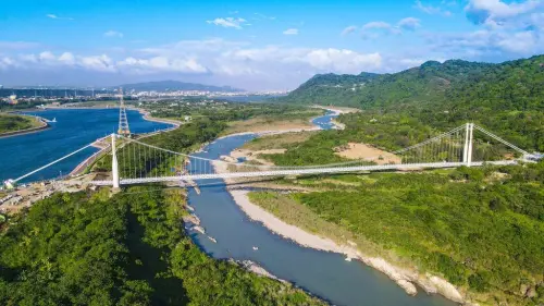 ▲全長 419 公尺的「中庄吊橋」，是全台彎最長雙塔懸吊式吊橋。（圖／桃園水務局）