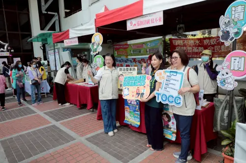 ▲溫馨五月寵愛媽媽健康同樂會現場設置多元衛教宣導攤位，透過互動方式推廣登革熱防治與健康觀念，吸引民眾踴躍參與。(圖／南市府提供)