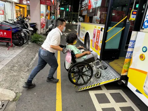 最美乘車文化　中市司機助輪椅客、暖化少女心