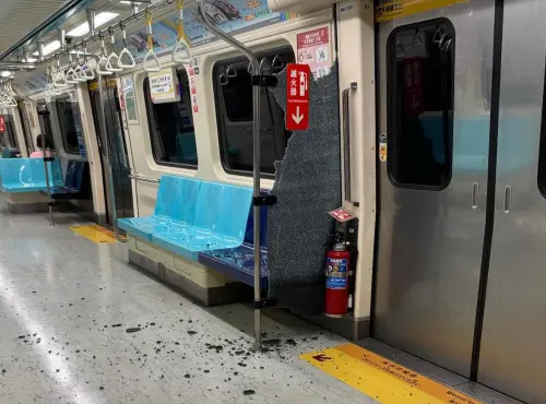 北捷車廂「玻璃隔板突自爆」！整面全碎嚇瘋乘客　官方緊急回應了