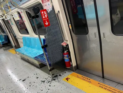 ▲北捷安全玻璃碎裂後，地板上全是玻璃碎屑，殘留的玻璃也布滿碎裂痕跡（圖／Threads@crazycarven提供）