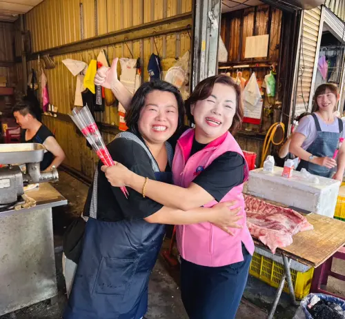溫馨五月天　楊瓊瓔送康乃馨　婆媽直呼足感心