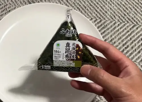 超商三角飯糰「正確拆法」公開！完美一招不髒手　百萬人終於學會