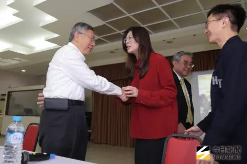 曾喊不需跟民眾黨每人「推心置腹」　鄭麗文同台柯文哲反應曝