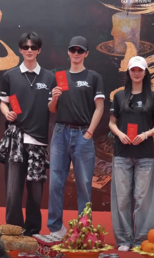 ▲陳哲遠（中間）發現自己比鄧凱還矮，頻頻踮腳。（圖／翻攝自微博）