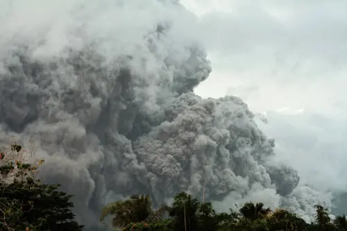 菲律賓馬永火山噴發！火山灰衝天、數千人急撤離　警戒升第3級