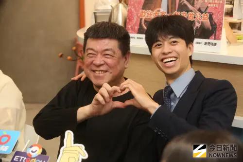 ▲孫德榮（左）現年65歲，近期中風，幸好身旁有義子阿哲（右）照料，他也感謝老天爺送他一個天使。（圖／記者邱曾其攝影）