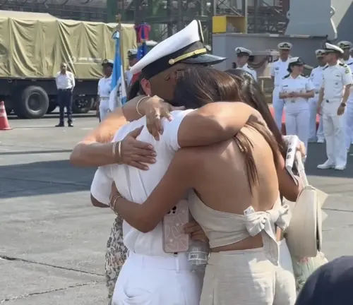 ▲敦睦艦隊瓜地馬拉軍校生抵達港口下船後，立即與家人興奮擁抱。（圖／翻攝自瓜地馬拉國防部臉書Ejército GT Oficial）