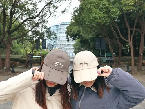 ▲這款印有「ㄎㄅ」兩個注音的帽子，是台中科博館為了慶祝建館 40 週年所推出的「防潑水ㄎㄅ三折帽」，ㄎㄅ單純只是科博的注音簡寫。（圖／翻攝台中科博館臉書）