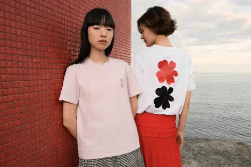 ▲女裝印花T恤（短袖）490元，有胸前立體小花款與印花款。（圖／UNIQLO提供）