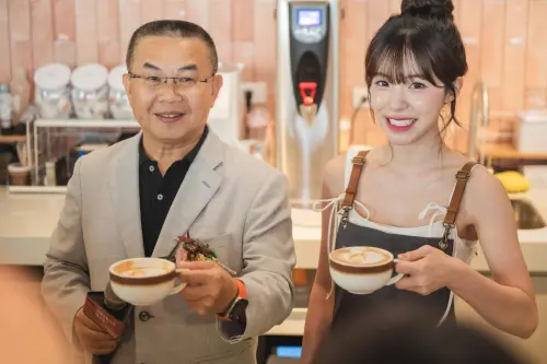 ▲Feeling18插旗童綜合月子中心今天開幕，李多慧與茆董品嚐她親自製做的咖啡。（圖／業者提供）
