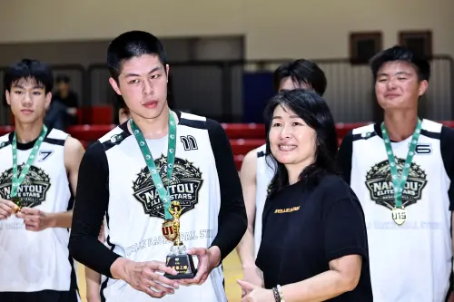 ▲Nantou Elite Stars11號的張峻銘(左)獲大會頒發年度第三隊殊榮。（圖／U19籃球聯盟提供）