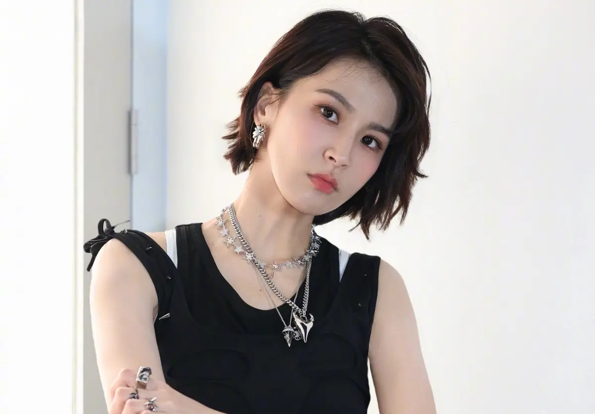 ▲曾沛慈（如圖）近日在《浪姐7》的三公準備環節中，先是堅定選擇了人氣最低的張慧雯、手把手教對方唱歌，之後又在三公小考中為成員和音，彌補成員不足，但不料這些善舉竟挨轟立人設、聖母心，讓粉絲都超傻眼。（圖／微博@曾沛慈）