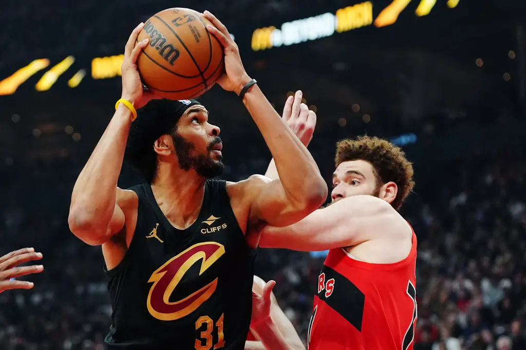▲騎士隊中鋒艾倫（Jarrett Allen）徹底主宰禁區、化身天降神兵，不僅在防守端一回合內連續送出「火鍋」，進攻端更瘋狂肆虐對手禁區，率領騎士隊在第三節轟出一波38：19的狂暴攻勢，以87：68領先。（圖／美聯社／達志影像）