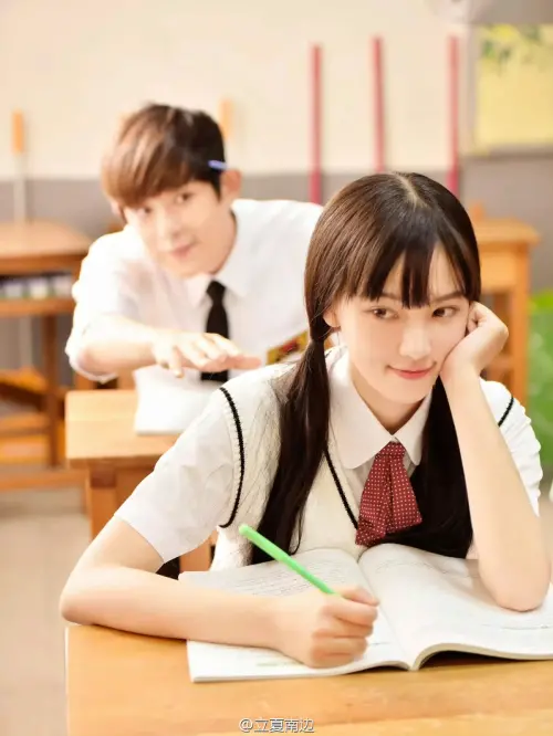 ▲黃燦燦（右）2016年曾和棒棒堂敖犬（左）合作電影《半熟少女》。（圖／微博@立夏南邊）