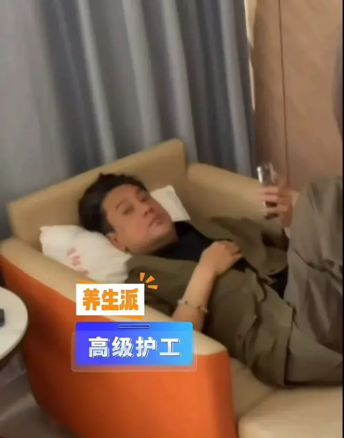 ▲▼朱孝天送韓雯雯到醫院後，躺在沙發滑手機，接著就表示因工作緣故要先離開。（圖／韓雯雯小紅書）