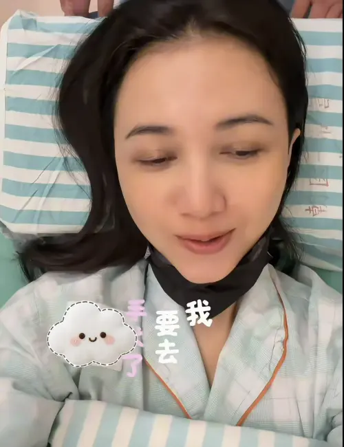 ▲韓雯雯被推進手術室前只能自己自拍錄影，神情似乎有些落寞。（圖／韓雯雯小紅書）