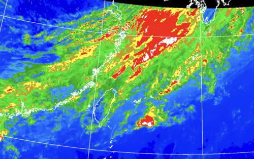 ▲鋒面、華南移出的雲雨帶持續補充水氣，台灣今天天氣不穩，北台灣要慎防大雨。（圖／中央氣象署）