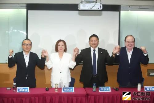 ▲國民黨立委吳宗憲（右二）宜蘭縣「藍白合」民調勝出，將代表在野陣營挑戰年底的宜蘭縣長大位。（圖／記者邱曾其攝，2026.05.04）