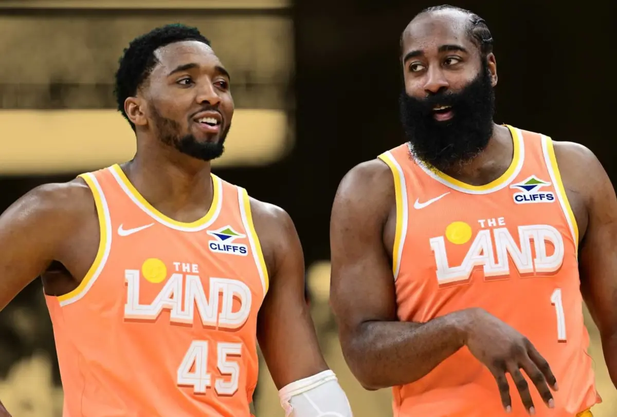 ▲克里夫蘭騎士球星米契爾（Donovan Mitchell）與哈登（James Harden）在本季組成夢幻後場，雙方的絕佳默契帶領球隊闖進東區準決賽。（圖／美聯社／達志影像）