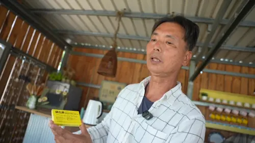 ▲屏東在地農民張清文受反核團體推薦，進入屏東縣核安監督委員會，質疑碘片包裝標示不明確。（圖／記者王郁勳攝）