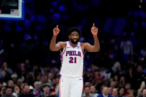 ▲恩比德（Joel Embiid）在季後賽首輪再次證明自己的強大實力，次輪對上尼克，恩比德能否維持健康狀態出賽，將左右系列賽走向。（圖／美聯社／達志影像）